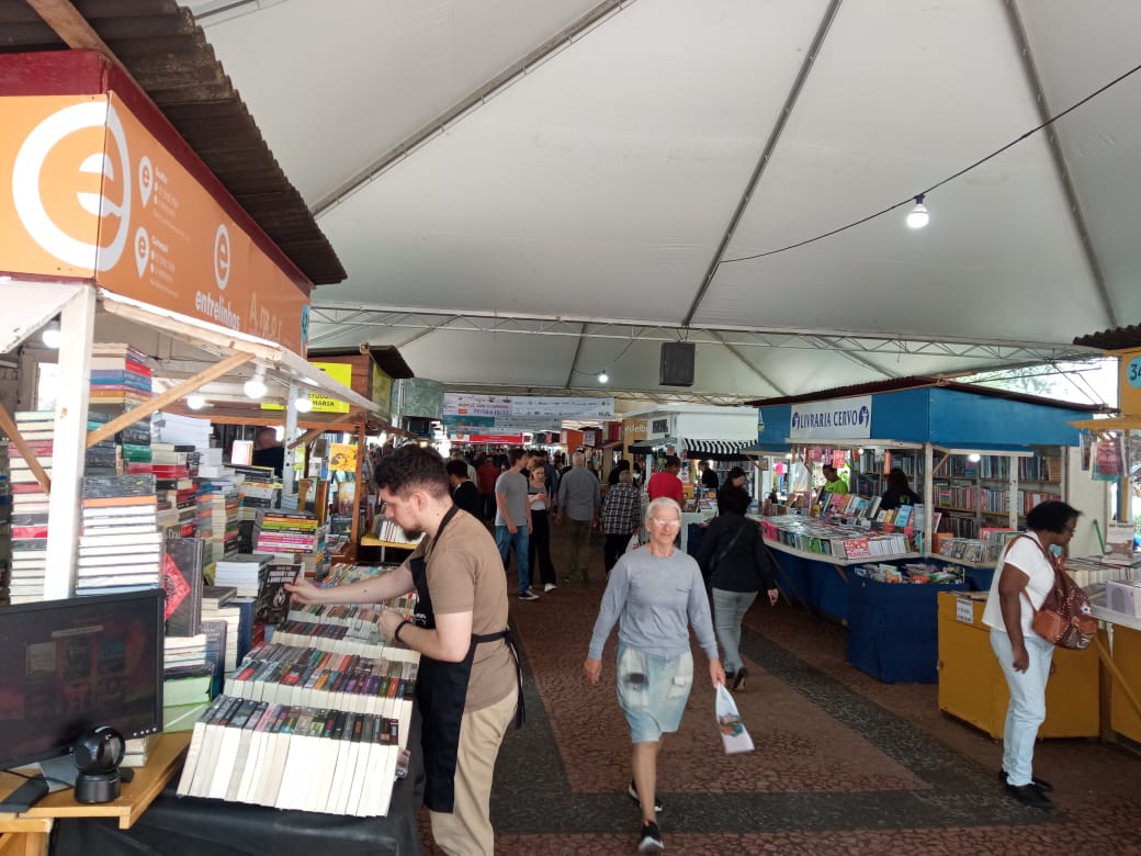 Promoções durante o período da Feira do Livro de Porto Alegre amenizam a inflação de obras literárias  