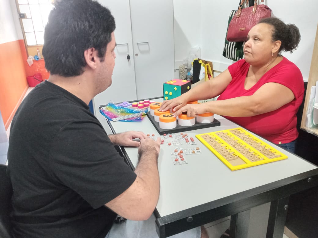 Associação de Porto Alegre realiza oficinas de Braille (Foto: Marilena Assis/ACERGS)
