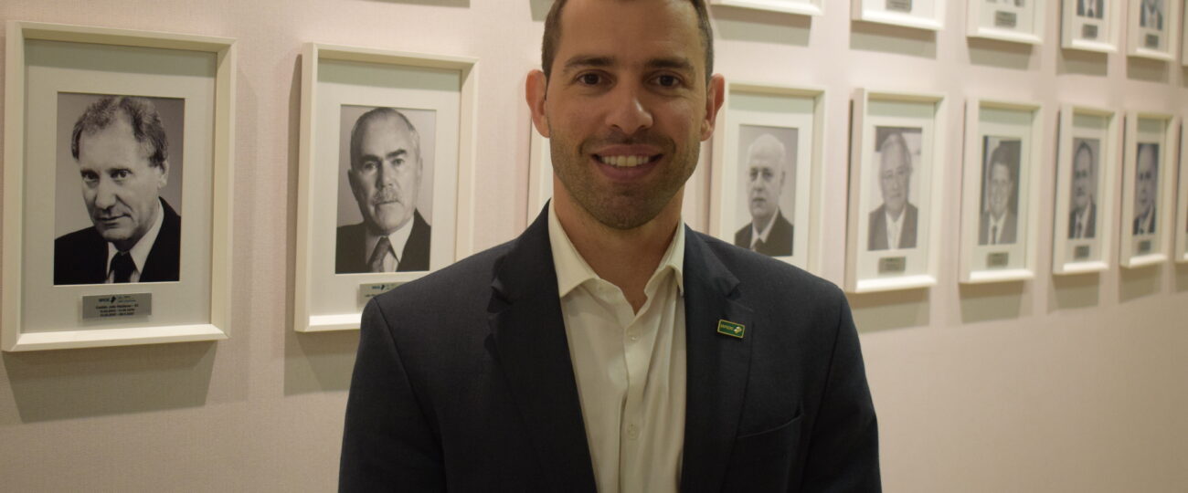 O diretor de planejamento posa em frente a parede com quadros dos ex-presidentes da instituição. BÁRBARA NEVES/BETA REDAÇÃO