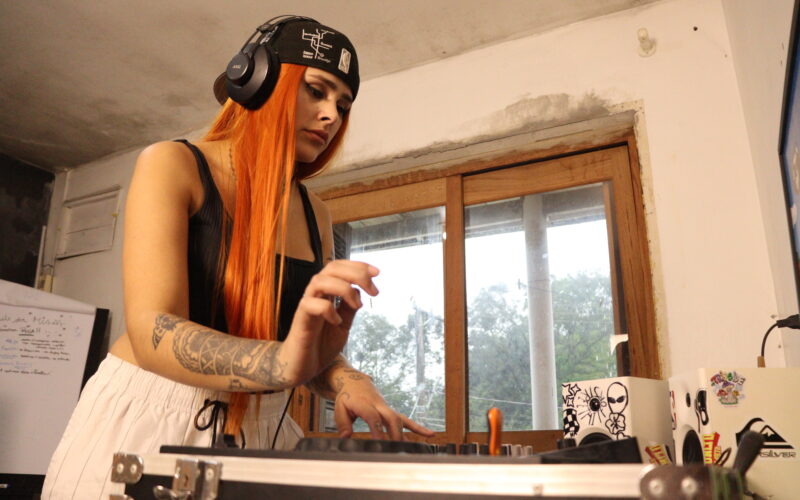 Após quase 10 anos de carreira, DJ Mia encontra o caminho para viver da arte