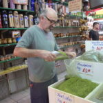 Gilmar trabalha no mercado público há 45 anos e perdeu muitos itens de sua loja de erva-mate durante a enchente. BÁRBARA NEVES/BETA REDAÇÃO