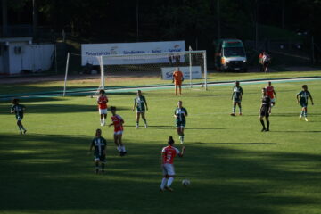 Futebol feminino, que dá show fora do país, sofre com a falta de investimento e apoio