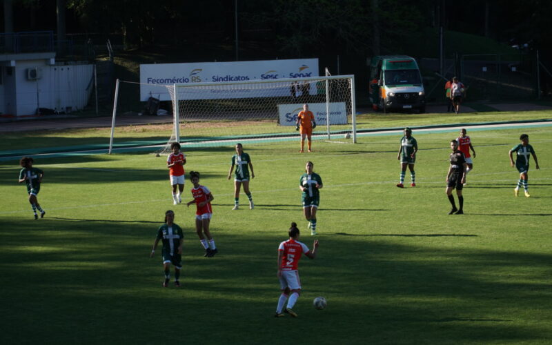 Futebol feminino, que dá show fora do país, sofre com a falta de investimento e apoio