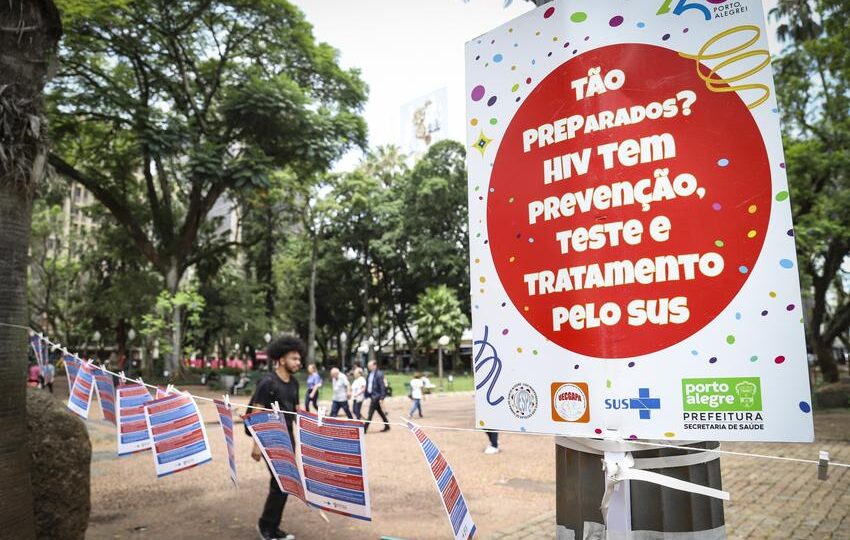 cartaz na Praça da Alfândega sobre prevenção ao HIV