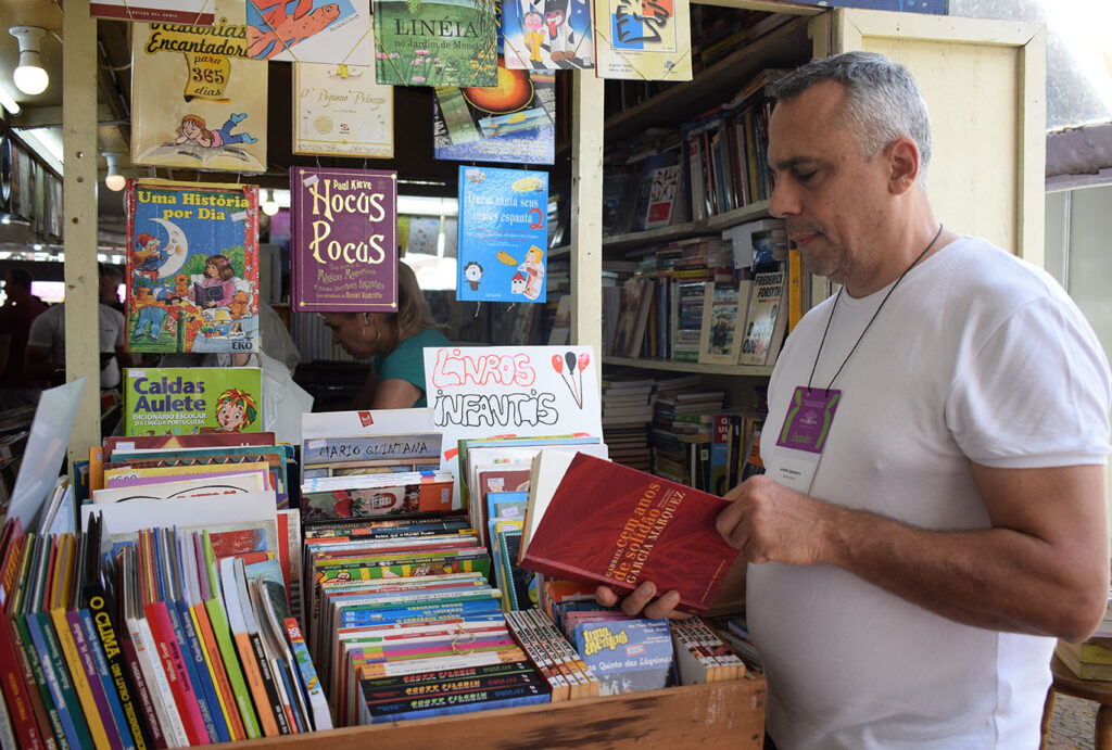 “Cem Anos de Solidão” foi o livro mais vendido da banca de André Gambarra - BABI BÜHLER/ BETA REDAÇÃO