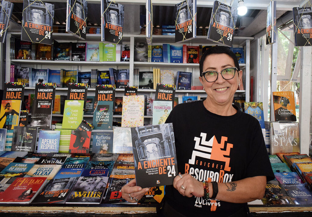 Sônia Alves Lopes comenta que o livro “Enchente de 24” está sendo o mais vendido na sua banca - BABI BÜHLER/ BETA REDAÇÃO