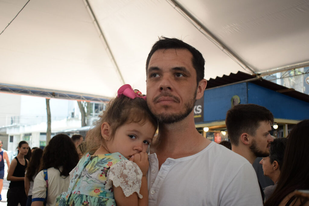 Gabriel comprou a obra “Cem Anos de Solidão, além de livros infantis para a sua filha Laís - BABI BÜHLER/ BETA REDAÇÃO