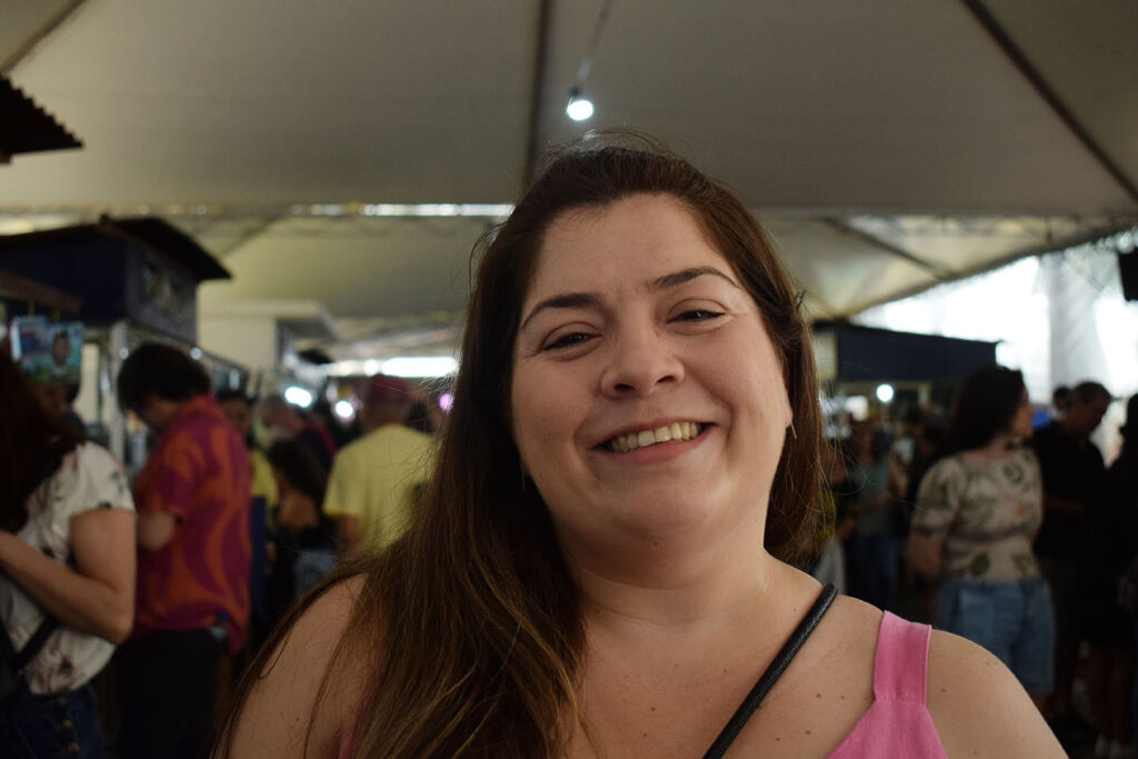 A professora Daiane visita a Feira do Livro desde pequena, quando começou a frequentar o local com seu pai - BABI BÜHLER/ BETA REDAÇÃO
