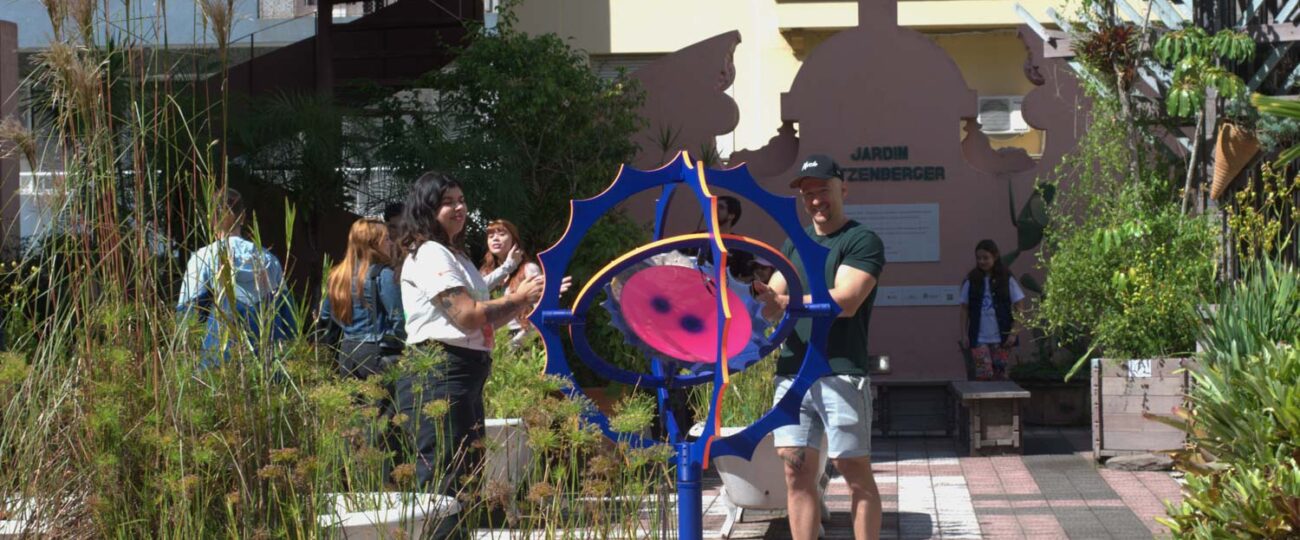 No jardim da Casa de Cultura Mario Quintana, o público pode interagir com a instalação sonora da artista chilena Nicole L’Huillier - LUÍSA BELL/BETA REDAÇÃO