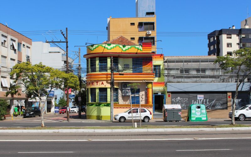 Arte andina transforma prédio da Fundação Ecarta em ponto colorido na paisagem urbana