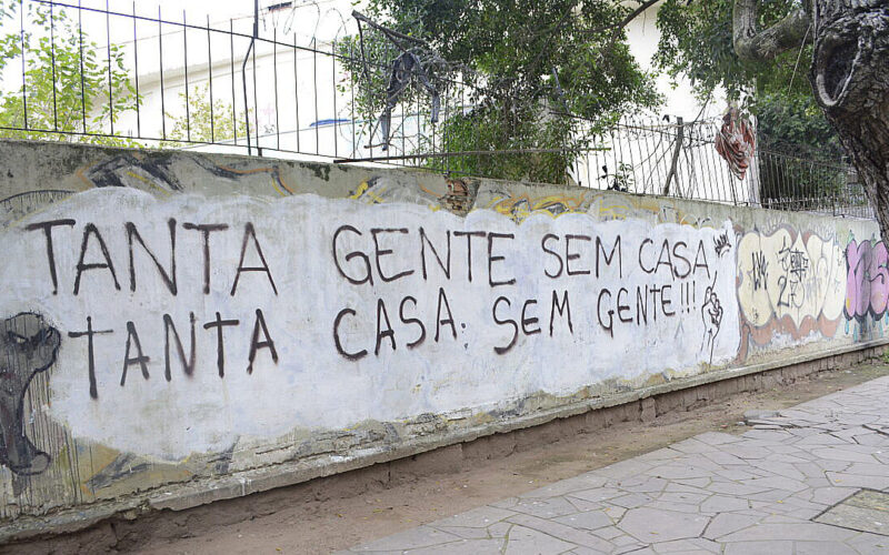 Os invisíveis da cama de concreto e do travesseiro de madeira