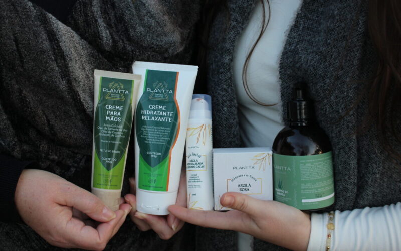 Conheça a empresa de cosméticos veganos criada por mãe e filha após descoberta de alergia a metais pesados