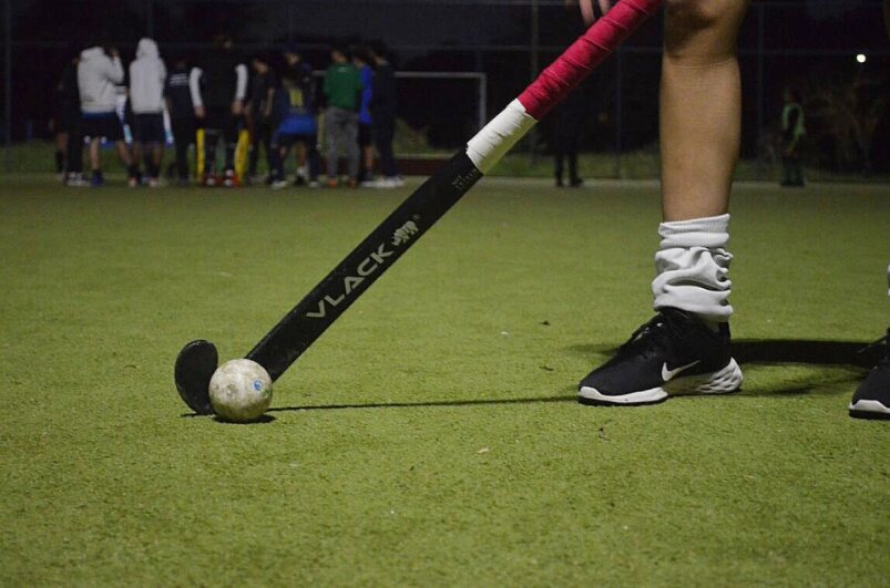 Atletas em treino no Centro Olímpico Municipal de Canoas, que abriga a primeira quadra oficial de grama sintética do Rio Grande do Sul