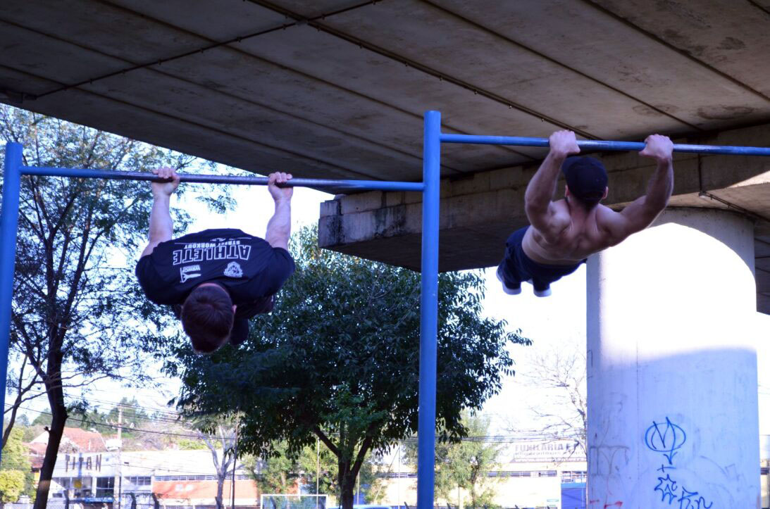 Atleta Elias e Bruno realizando barra juntos.