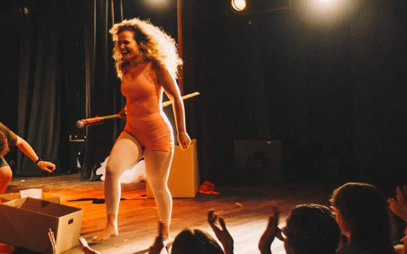 “Estar nas redes sociais, é oportunidade”, diz atriz sobre sua atuação entre a Internet e o teatro
