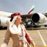 “O avião é palco de reencontros e sonhos realizados”, diz jovem gaúcha sobre a vida de comissária na Emirates Airlines