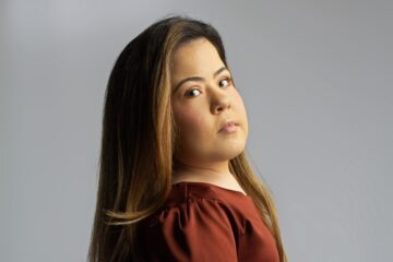 Jovem com nanismo compartilha desafios e representatividade nas redes sociais