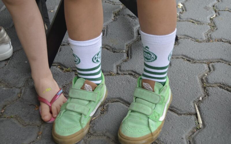 Moda em verde e branco: o estilo dos jaconeros para ver as Esmeraldas