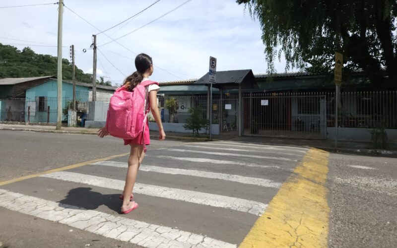 Quando o perigo nasce nas telas e vai à escola