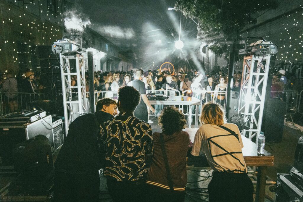 Música, arte e convivência transformam eventos ao ar livre em palco de diversidade. (Foto: Lau Baldo)