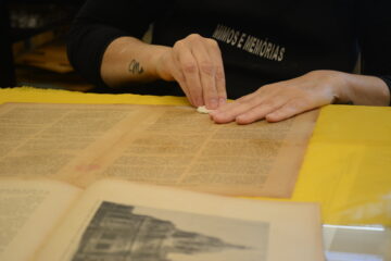 Mãos que restauram séculos