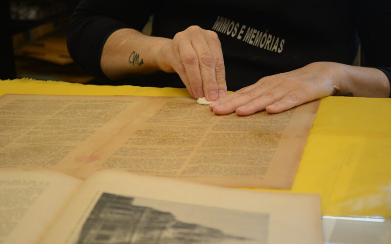 Mãos que restauram séculos