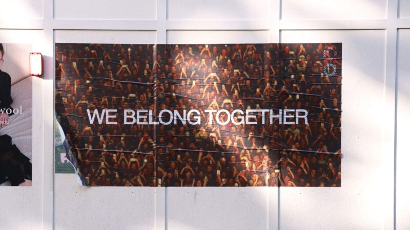 Cartaz com refrão de "Aperture" em Londres (Foto: Lia Toby/Getty Images)