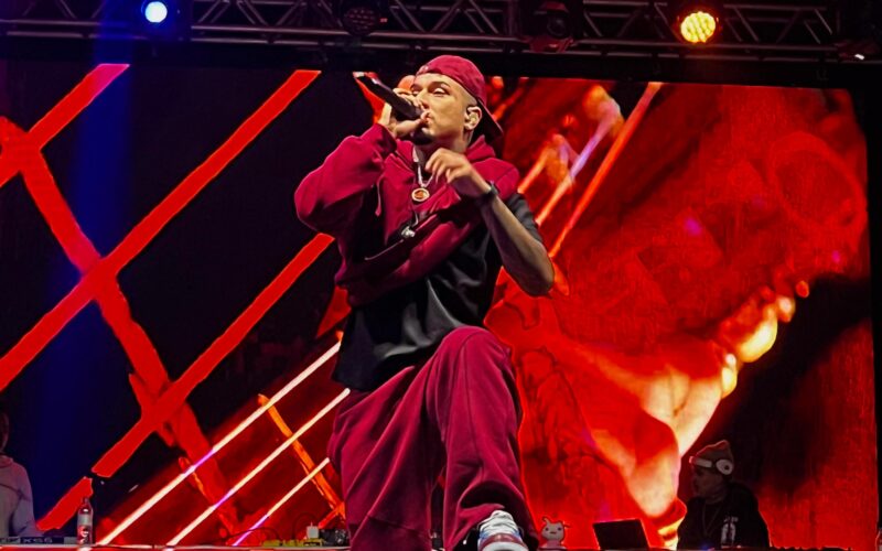 Show de Veigh e Supernova na KTO Arena fica abaixo das expectativas