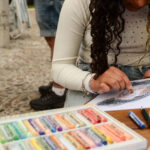 Artista leva exposição e oficina de autorretrato ao Brique São Léo