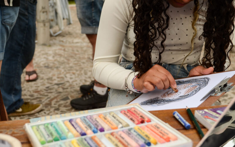 Artista leva exposição e oficina de autorretrato ao Brique São Léo