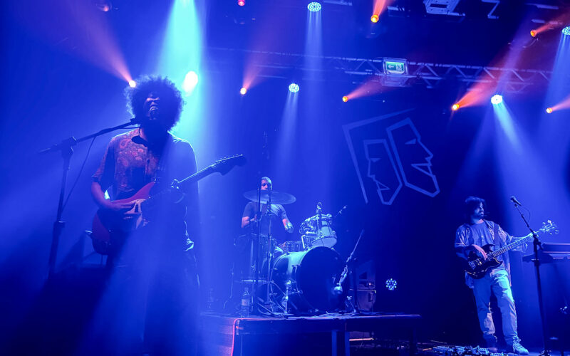 Banda Boogarins apresenta turnê de 10 anos do álbum “Manual” em Porto Alegre