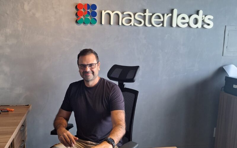 De eventos escolares a CEO: a trajetória de Eclair Mendes no mercado de LED