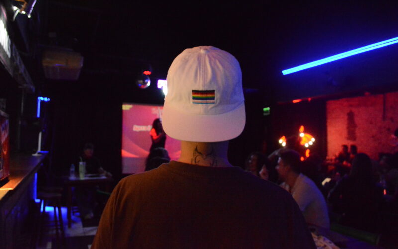 Bares funcionam como espaços de pertencimento para comunidade LGBTQIAPN+ em Porto Alegre