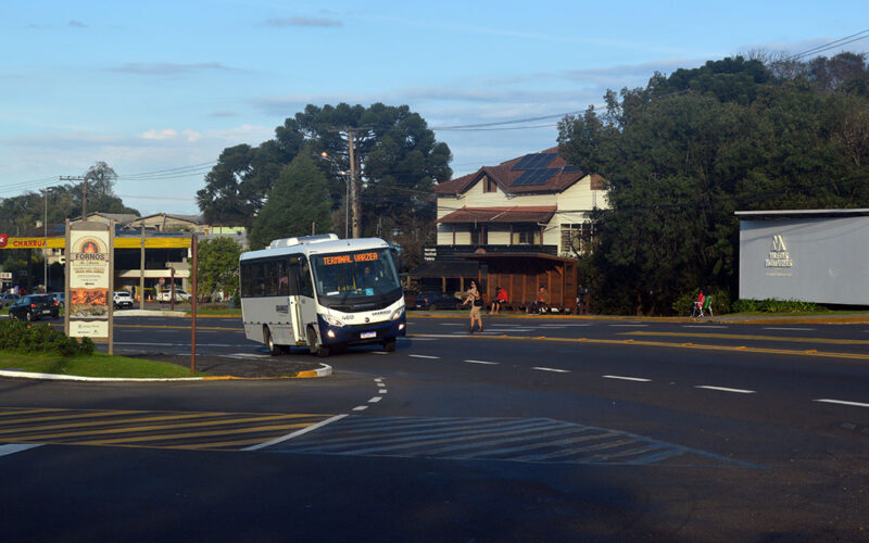 Gramado apresenta ônibus novos e passagem reduzida, mas usuários ainda cobram melhorias nos horários