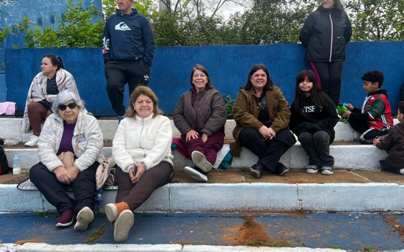 Entre a arquibancada e o campo: família acompanha trajetória de Fabiano Santiago no futebol